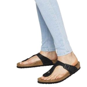 Damskie Skórzane Klapki Gizeh Olejowane. Czarne klapki Birkenstock, bez wzorów, z materiału, bez obcasa, na słupku. Za 369,00 zł.