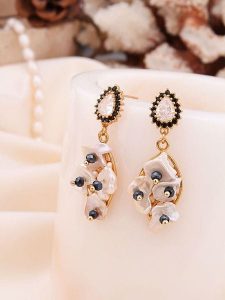 Pierres de Jade Pozłacane kolczyki-wkrętki z masą perłową i kamieniami szlachetnymi rozmiar: onesize. Białe kolczyki Pierres de Jade, z cyrkonią, pozłacane. Za 60,99 zł.