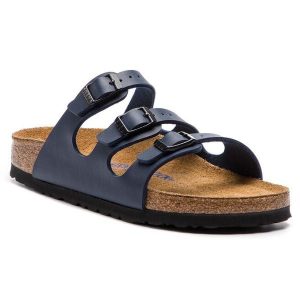 Klapki Birkenstock. Niebieskie klapki Birkenstock, bez wzorów, bez obcasa. Za 399,99 zł.