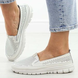 Białe ażurowe skórzane półbuty damskie Jezzi 6870. Białe półbuty Jezzi, na lato, w ażurowe wzory, z jeansu, bez obcasa, na płaskiej podeszwie, bez zapięcia. Za 189,00 zł.