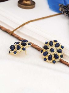 Pierres de Jade Pozłacane kolczyki-wkrętki z perłami i lapis lazuli rozmiar: onesize. Niebieskie kolczyki Pierres de Jade, z lazurytem, pozłacane. Za 69,99 zł.