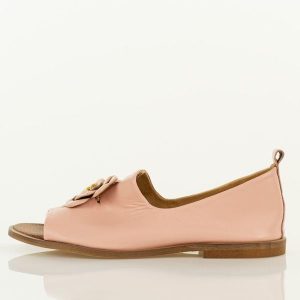 Róż puder skórzane Polskie sandały damskie z zakrytą piętą Deoni D487A. Czerwone sandały Deoni, z aplikacjami, z jeansu, bez obcasa, na płaskiej podeszwie, bez zapięcia. Za 449,00 zł.