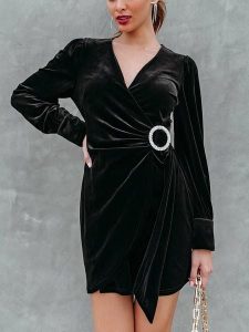 LA Angels Sukienka w kolorze czarnym rozmiar: M. Czarne sukienki LA Angels, m, bez wzorów, bez kołnierzyka, bez ramiączek, mini, kopertowe. Za 130,99 zł.