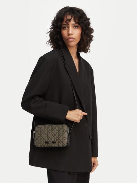 Calvin Klein Torebka Emblem Trio Pebble Shoulder Bag LV04F3533G Brązowy. Brązowe listonoszki Calvin Klein, bez wzorów, z materiału, bez dodatków. Za 449,99 zł.