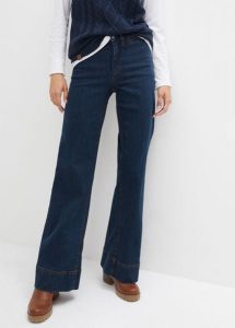 Dżinsy z szerokimi nogawkami, talią mid waist i wygodnym stretchem. Niebieskie spodnie z wysokim stanem bonprix, bez wzorów, z jeansu. Za 127,99 zł.