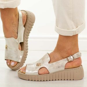 Złote sandały damskie Potocki 12821. Żółte sandały POTOCKI, z aplikacjami, ze skóry, bez obcasa, na platformie, bez zapięcia. Za 199,00 zł.