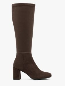 Ciemnobrązowe kozaki z szeroką elastyczną cholewką. Brązowe kozaki Ryłko, bez wzorów, z tkaniny, z okrągłym noskiem, bez obcasa, na słupku, bez zapięcia. Za 499,99 zł.