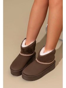 C'M Botki zimowe w kolorze brązowym rozmiar: 40. Brązowe botki C'M, na zimę, bez wzorów, bez obcasa, na platformie, bez zapięcia. Za 108,99 zł.