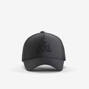 Czapka trekkingowa z daszkiem Travel 500 Trucker. Czarne czapki FORCLAZ, bez wzorów, z elastanu, sportowe. W wyprzedaży za 39,99 zł.