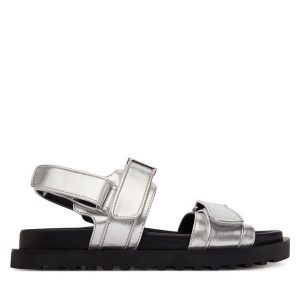 Sandały Guess. Szare sandały Guess, z aplikacjami, bez obcasa, na płaskiej podeszwie, bez zapięcia. Za 499,99 zł.