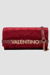 VALENTINO Czerwona torebka damska Life Pochette. Czerwone torebki klasyczne Valentino by Mario Valentino, bez wzorów, z weluru, bez dodatków. W wyprzedaży za 376,99 zł.