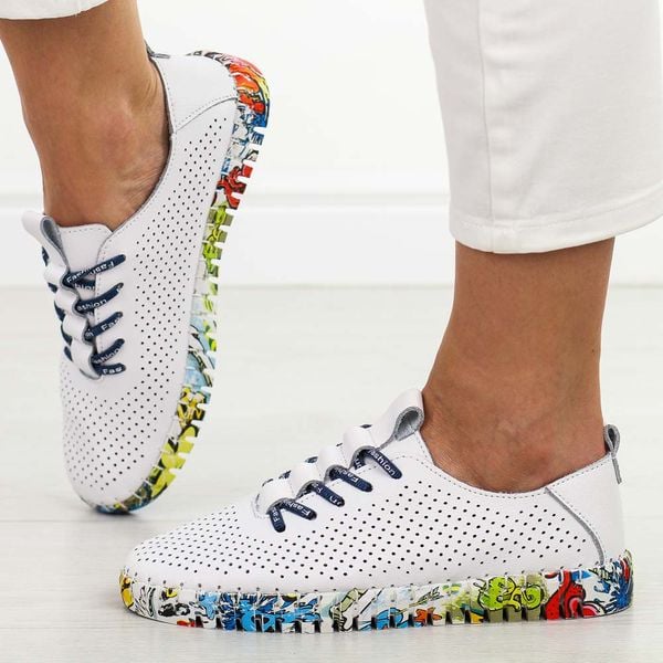 Biało granatowe skórzane półbuty damskie T.Sokolski W26-609. Białe półbuty Sokolski, na jesień, w ażurowe wzory, z jeansu, bez obcasa, na płaskiej podeszwie, bez zapięcia. Za 199,00 zł.