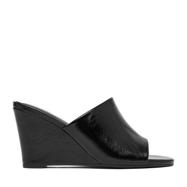 Klapki JENNY. Czarne klapki Jenny, bez wzorów, bez obcasa. Za 119,99 zł.