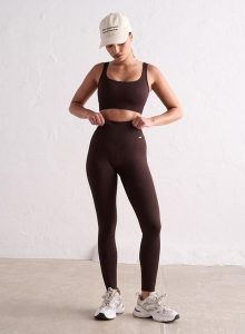 Damskie legginsy bezszwowe, prążkowane, wysoki stan, squat proof brązowe. Brązowe legginsy AIM'N, bez wzorów, z dzianiny, z podwyższonym stanem. Za 254,00 zł.