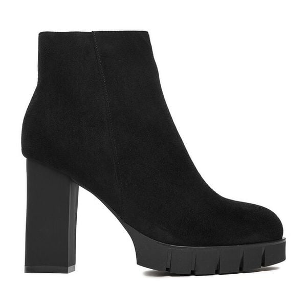 Botki DeeZee. Czarne botki DeeZee, bez wzorów, bez obcasa, na słupku, bez zapięcia. Za 129,99 zł.