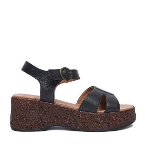 Sandały Lasocki. Czarne sandały Lasocki, bez wzorów, bez obcasa, na koturnie, bez zapięcia. Za 179,99 zł.