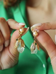 L'Atelier de Gaia Pozłacane kolczyki-wkrętki rozmiar: onesize. Brązowe kolczyki L'Atelier de Gaia, z perłą, pozłacane. Za 52,99 zł.