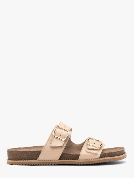 Beżowe klapki damskie płaskie. Brązowe klapki Ryłko, bez wzorów, ze skóry, bez obcasa, na płaskiej podeszwie. W wyprzedaży za 279,99 zł.