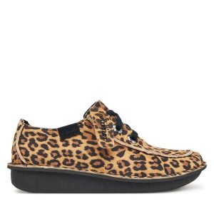 Półbuty Clarks. Brązowe półbuty Clarks, bez wzorów, bez obcasa, na płaskiej podeszwie, bez zapięcia. Za 389,99 zł.