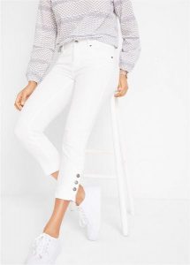 Dżinsy o kroju slim fit, średni stan, o skróconej długości. Białe jeansy bonprix, bez wzorów, z jeansu. Za 117,99 zł.