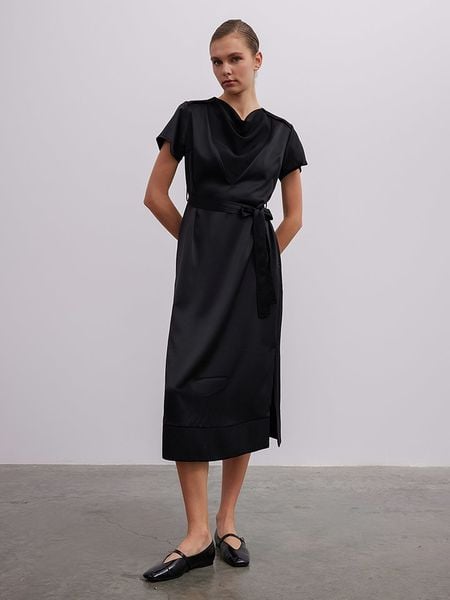 BGN Sukienka w kolorze czarnym rozmiar: 36. Czarne sukienki BGN, na imprezę, bez wzorów, z tkaniny, bez kołnierzyka, bez ramiączek, midi. Za 83,03 zł.