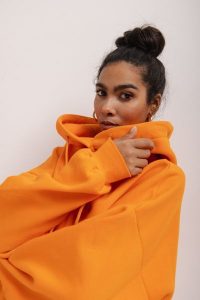 Bluza z kapturem oraz HAFTEM w kolorze EXOTIC ORANGE- GARSON. Pomarańczowe bluzy Marsala, bez wzorów, z bawełny. Za 329,90 zł.