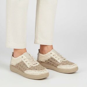 Półbuty damskie S.Barski, cholewka połączenie materiału tekstylnego i koronki wiązanie klasyczne perforowane panele niski fason zaokrąglony nosek, be. Brązowe półbuty S.BARSKI, bez wzorów, z koronki, bez obcasa, na płaskiej podeszwie, bez zapięcia. Za 189,00 zł.