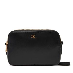Torebka Calvin Klein. Czarne listonoszki Calvin Klein, bez wzorów, bez dodatków. Za 299,99 zł.