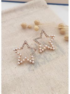 Atelier MIU Pozłacane kolczyki-wkrętki z cyrkoniami rozmiar: onesize. Żółte kolczyki Atelier MIU, z cyrkonią, pozłacane. Za 39,99 zł.