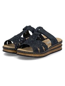 Rieker Klapki w kolorze granatowym rozmiar: 40. Niebieskie klapki Rieker, bez wzorów, z otwartym noskiem, bez obcasa, na koturnie. Za 177,32 zł.