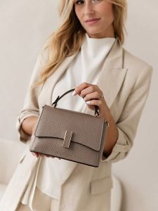 Lia Biassoni Skórzana torebka "Fegana" w kolorze beżowym - 20 x 14 x 8 cm rozmiar: onesize. Brązowe torebki klasyczne Lia Biassoni, bez wzorów, z materiału, przez ramię, bez dodatków. Za 217,99 zł.