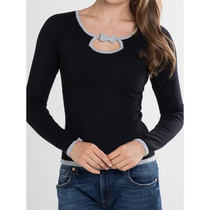 Sweter w kolorze czarnym. Czarne swetry klasyczne marki William de Faye, z kaszmiru, z okrągłym kołnierzem. W wyprzedaży za 136,95 zł.