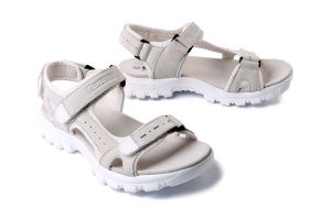 ARTIKER RELAKS 56C1244 biały, sandały damskie. Brązowe sandały Artiker Relaks, bez wzorów, bez obcasa, bez zapięcia. Za 175,92 zł.