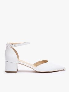 Białe ślubne czółenka na słupku. Białe czółenka Ryłko, bez wzorów, z gumy, bez obcasa, na obcasie, bez zapięcia. Za 429,99 zł.