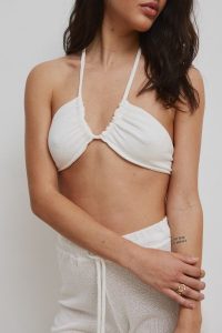 Wiązany top z bawełny w kolorze SOFT WHITE - LORETO-XS. Białe topy Marsala, m, bez wzorów, z bawełny, bez kołnierzyka, bez ramiączek. W wyprzedaży za 31,96 zł.