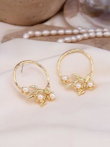 Pierres delicates Pozłacane kolczyki-wkrętki z perłami rozmiar: onesize. Żółte kolczyki Pierres delicates, z perłą, pozłacane. Za 46,95 zł.