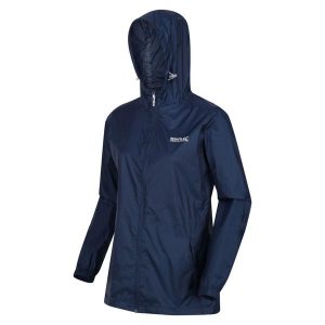 Kurtka trekkingowa damska Pack It Jacket III kieszonkowa przeciwdeszczowa. Czarne kurtki Regatta, bez wzorów, z softshellu, bez kaptura. Za 139,99 zł.