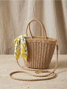 Pleciona torebka z ozdobną apaszką - beżowy. Brązowe apaszki i chusty Sinsay, bez wzorów. Za 59,99 zł.