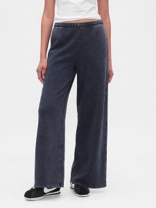 GAP Spodnie dresowe w kolorze granatowym rozmiar: M. Niebieskie spodnie dresowe GAP, m, bez wzorów, z dresówki. Za 115,24 zł.