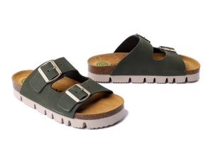 DR. BRINKMANN 700348-07 olive, klapki damskie. Zielone klapki Dr. Brinkmann, bez wzorów, ze skóry, bez obcasa. Za 199,43 zł.