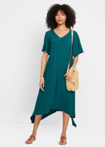 Sukienka kaftanowa z krepy. Niebieskie sukienki bonprix, bez wzorów, bez kołnierzyka, bez ramiączek, oversize. Za 124,99 zł.