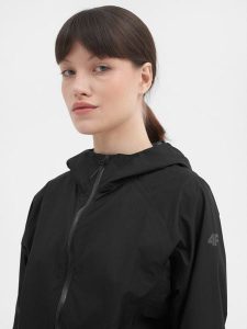 4F Kurtka trekkingowa wodoodporna membrana 10000 damska S. Czarne kurtki 4f, m, bez wzorów, z hardshellu, bez kaptura. W wyprzedaży za 79,99 zł.