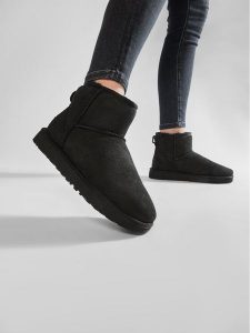 Ugg Śniegowce W Classic Mini II 1016222 Czarny. Czarne buty zimowe Ugg, ze skóry, bez obcasa, bez zapięcia. Za 709,99 zł.