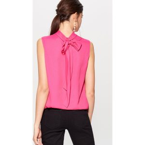 Elegancki top z wiązaniem na plecach - Różowy. Bluzki marki Mohito. W wyprzedaży za 59,99 zł.