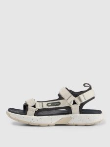 4F Sandały SVING damskie - białe 38. Białe sandały 4f, bez wzorów, z gumy, bez obcasa, bez zapięcia. Za 199,99 zł.