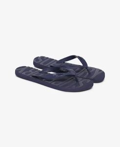 Superdry Klapki Core Logo z gumy – RICH NAVY TONAL. Niebieskie klapki Superdry, bez wzorów, z gumy, bez obcasa. Za 138,00 zł.