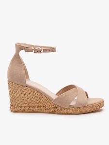 Beżowe sandały na koturnie. Brązowe sandały Ryłko, bez wzorów, ze skóry, bez obcasa, na koturnie, bez zapięcia. Za 399,99 zł.