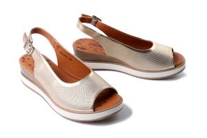 ARTIKER RELAKS 56C2312 złoty, sandały damskie. Żółte sandały Artiker Relaks, bez wzorów, bez obcasa, na koturnie, bez zapięcia. Za 219,90 zł.