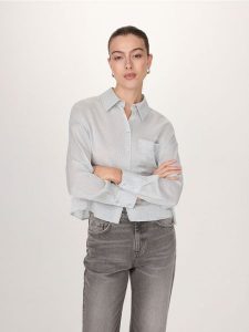 Koszula ze strukturalnej dzianiny - jasnoniebieski. Niebieskie koszule Reserved, l, bez wzorów, z dzianiny, bez kołnierzyka, bez ramiączek. W wyprzedaży za 35,99 zł.