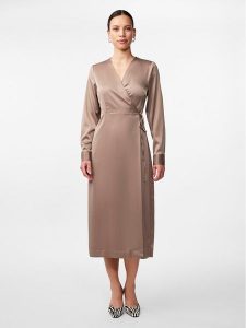 YAS Sukienka codzienna Pella 26030740 Beżowy Regular Fit. Brązowe kombinezony YAS, m, bez wzorów, z syntetyku, bez kołnierzyka, bez ramiączek. Za 219,99 zł.